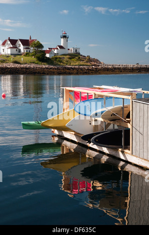 Il punto orientale faro, con kayak in primo piano, Gloucester, Massachusetts Foto Stock