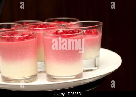 Mousse di melograno in une coppa sulla piastra Foto Stock