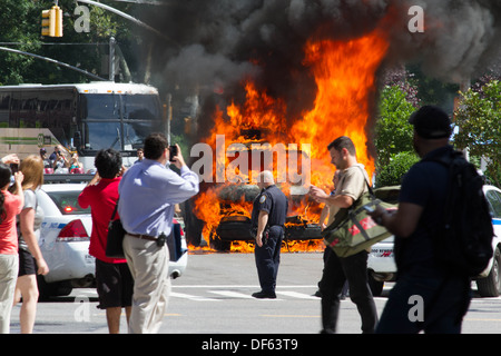 Un furgone prende fuoco sull'angolo della Quinta Avenue e Broadway, New York City. Foto Stock