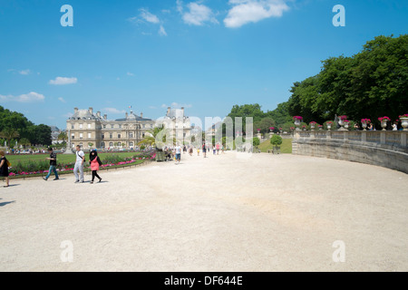 Una soleggiata giornata estiva nel Jardin du Luxembourg, Parigi, Francia Foto Stock