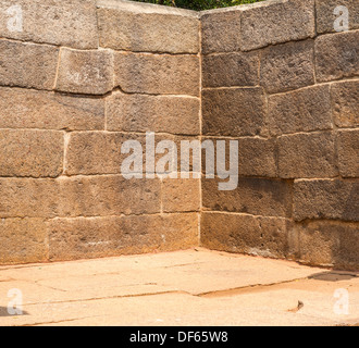 Angolo di un antico muro di blocchi di pietra. Sfondo. Foto Stock