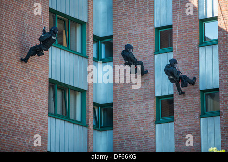 La polizia SWAT esercizio di team, il salvataggio di ostaggi. Speciali delle forze di polizia. Hostage Rescue Team. Foto Stock