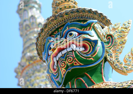 Decorazioni a Wat Phra Kaew (il Tempio del Buddha di Smeraldo) a Bangkok, in Thailandia. Foto Stock