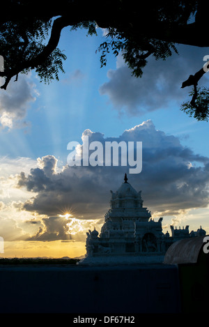 Rurale villaggio indiano tempio indù contro un tramonto cielo nuvoloso. Andhra Pradesh, India Foto Stock