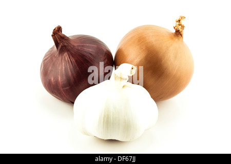 Ripe golden, bianco aglio e cipolla su sfondo bianco. Foto Stock