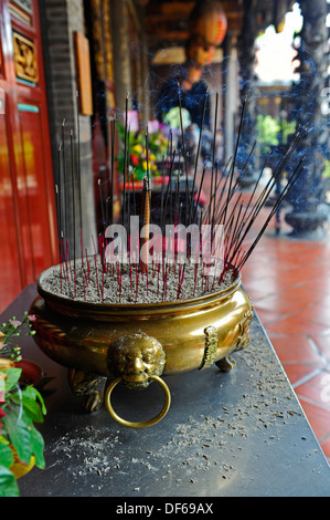 Grande contenitore in ottone utilizzato per posizionare incenso presso il Tempio Baoan nella città di Taipei, Taiwan. Foto Stock