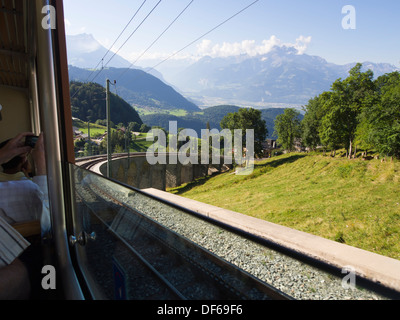 Aigle Leysin linea ferroviaria nel cantone di Vaud della Svizzera in discesa vista della valle del Rodano su un ripido tratto della via Foto Stock