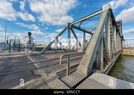 Ponte sul van Cauwelaert bloccare nel mondo di Anversa porto Foto Stock