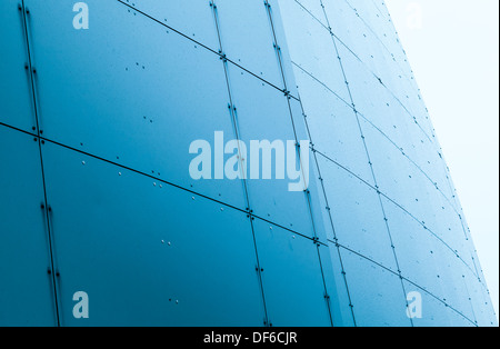 Abstract architettura frammento con blue wet pannelli in acciaio Foto Stock