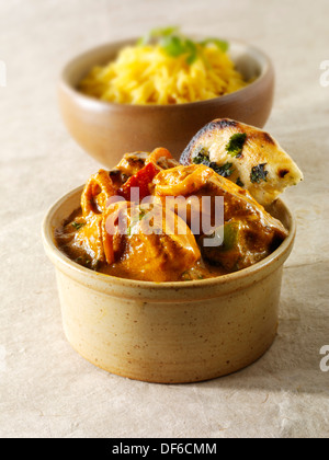 Pollo Jalfrezi, riso pilaf & popodoms. Tradizionale Indiano curry. Foto Stock