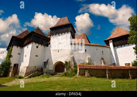 Vista frontale del Szekly fortificata medievale chiesa di Viscri, Bunesti, Brasov, in Transilvania. Iniziato nel 1100's. UNESCO Giornate mondiali Foto Stock
