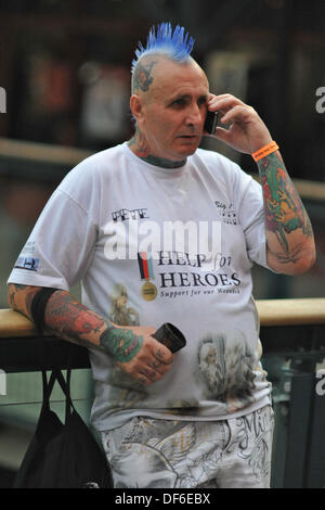 Londra, Regno Unito. 28 Sett 2013. Un vecchio uomo con un blu brillante mohicano e tatuaggi al 9° International London Tattoo Convention. © Michael Preston/Alamy Live News Foto Stock