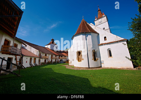 La medievale chiesa fortificata di Harman, Brasov, Transilvania. UNESCO - Sito Patrimonio dell'umanità. Foto Stock