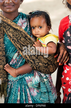 Indiana rurale baby in madri di imbracatura. Andhra Pradesh, India Foto Stock