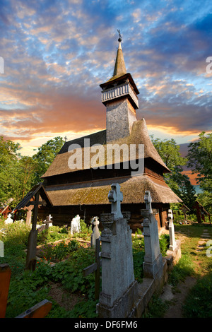 Chiesa in legno della chiesa ortodossa sulla collina, Maramures, nel nord della Transilvania, Romania, Patrimonio Mondiale dell UNESCO Foto Stock