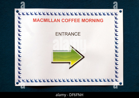 Segno che indica la via verso un cancro macmillan supporto mattina caffè, Farnham, Surrey, Regno Unito. Foto Stock