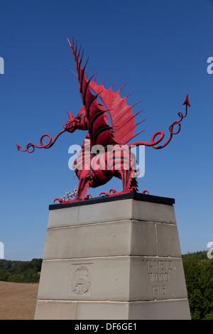 Il drago rosso memoriale di Welsh soldati morti in legno Mametz nella Prima Battaglia delle Somme WW1 Foto Stock