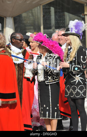 Guildhall di Londra, Regno Unito. Il 29 settembre 2013. Il Maypole danza al perlacea re e regine di Harvest Festival tenutosi a Guildhall. Credito: Matteo Chattle/Alamy Live News Foto Stock