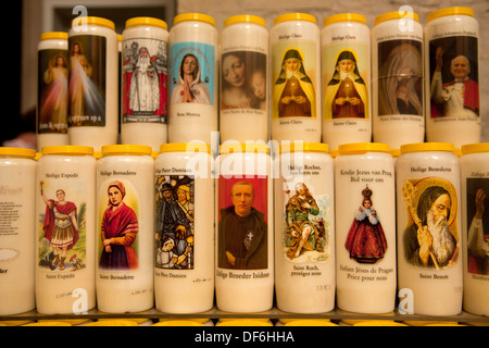 Candele con immagini di santi all'interno di Onze-Lieve-Vrouwekathedraal (Cattedrale di Nostra Signora di Anversa, Belgio, Europa Foto Stock