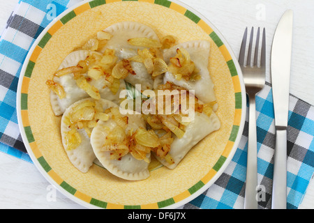 Gnocchi polacco guarnito con cipolle fritte Foto Stock