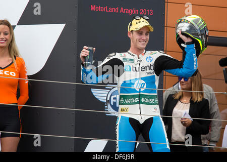 Alcaniz, Spagna. Il 29 settembre, 2013. Pol Espargaro (SPA) Tuenti HP 40 pilota sul podio dopo il round 14 del 2013 del Campionato del Mondo di MotoGP dal Motorland Aragon circuito in Spagna. Credito: Azione Sport Plus/Alamy Live News Foto Stock