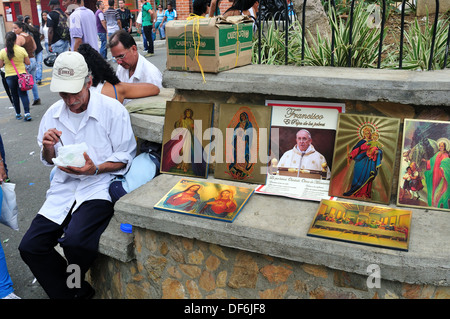 Il venditore , Pasqua in Ntra Sra del Rosario nella cattedrale di GIRARDOTA - Dipartimento di Antioquia. COLOMBIA Foto Stock