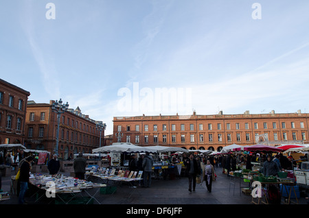 Francia, Toulouse, Place du Capitole, la gente , tranquillo , mercato, turistico, Foto Stock