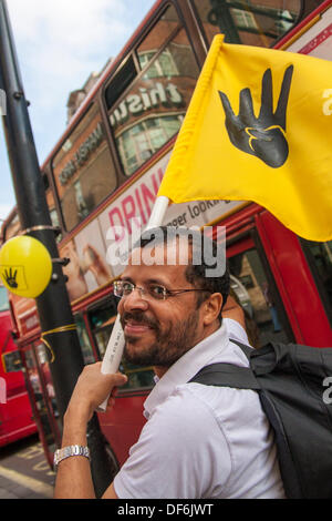 Londra, Regno Unito. 29 Sett 2013.egiziani di Londra a creare una catena umana a Londra, in Oxford Street che continuano le loro proteste contro il Generale Abdul Fattah al-Sisi il governo militare dopo la rimozione del Presidente eletto morsi. Credito: Paolo Davey/Alamy Live News Foto Stock