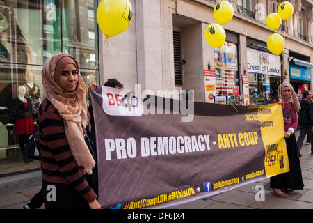 Londra, Regno Unito. 29 Sett 2013.egiziani di Londra a creare una catena umana a Londra, in Oxford Street che continuano le loro proteste contro il Generale Abdul Fattah al-Sisi il governo militare dopo la rimozione del Presidente eletto morsi. Credito: Paolo Davey/Alamy Live News Foto Stock