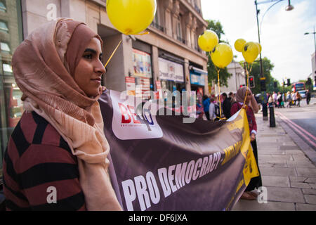 Londra, Regno Unito. 29 Sett 2013.egiziani di Londra a creare una catena umana a Londra, in Oxford Street che continuano le loro proteste contro il Generale Abdul Fattah al-Sisi il governo militare dopo la rimozione del Presidente eletto morsi. Credito: Paolo Davey/Alamy Live News Foto Stock