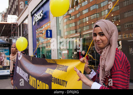 Londra, Regno Unito. 29 Sett 2013.egiziani di Londra a creare una catena umana a Londra, in Oxford Street che continuano le loro proteste contro il Generale Abdul Fattah al-Sisi il governo militare dopo la rimozione del Presidente eletto morsi. Credito: Paolo Davey/Alamy Live News Foto Stock