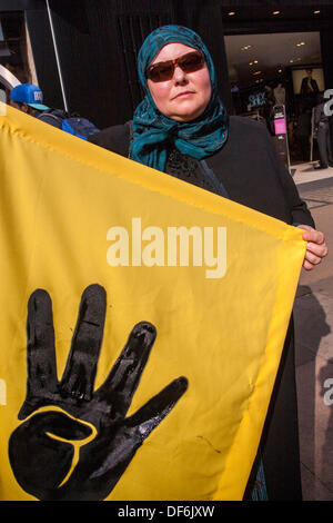 Londra, Regno Unito. 29 Sett 2013.egiziani di Londra a creare una catena umana a Londra, in Oxford Street che continuano le loro proteste contro il Generale Abdul Fattah al-Sisi il governo militare dopo la rimozione del Presidente eletto morsi. Credito: Paolo Davey/Alamy Live News Foto Stock