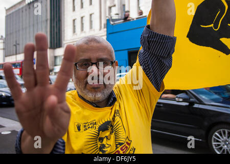 Londra, Regno Unito. 29 Sett 2013.egiziani di Londra a creare una catena umana a Londra, in Oxford Street che continuano le loro proteste contro il Generale Abdul Fattah al-Sisi il governo militare dopo la rimozione del Presidente eletto morsi. Credito: Paolo Davey/Alamy Live News Foto Stock