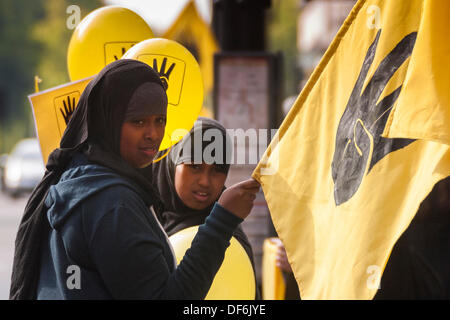 Londra, Regno Unito. 29 Sett 2013.egiziani di Londra a creare una catena umana a Londra, in Oxford Street che continuano le loro proteste contro il Generale Abdul Fattah al-Sisi il governo militare dopo la rimozione del Presidente eletto morsi. Credito: Paolo Davey/Alamy Live News Foto Stock