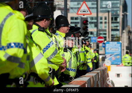 Manchester, Regno Unito. 29 settembre 2013. Una linea della polizia durante un Nord Ovest TUC marzo organizzata e rally che intendono difendere il servizio sanitario nazionale (NHS) i posti di lavoro e servizi da tagli e privatizzazione. Il mese di marzo coincide con il Congresso del Partito Conservatore 2013 che si terrà nella città. Credito: Russell Hart/Alamy Live News. Foto Stock