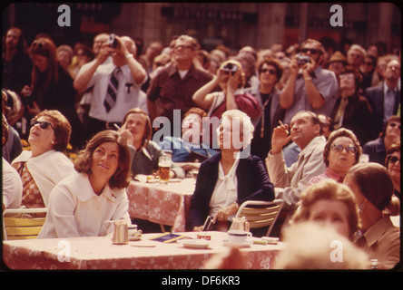 La grande e bella Fußgängerzone (zona pedonale) di Monaco è stata rivitalizzata, riportando il centro commerciale e culturale della città alla sua importanza storica, mostrata in questa fotografia. Foto Stock