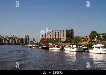 Barche vicino al Cadogan molo sul Fiume Tamigi a Londra Foto Stock