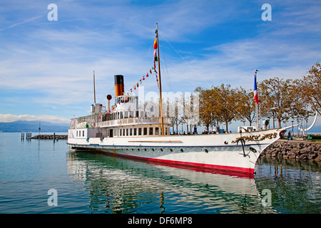 Vintage steam boat vicino al molo sul lago Lemano (Svizzera) Foto Stock