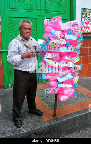 Il venditore , Pasqua in Ntra Sra del Rosario nella cattedrale di GIRARDOTA - Dipartimento di Antioquia. COLOMBIA Foto Stock