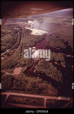 NORTHWEST PAPER COMPANY A CLOQUET, MINNESOTA, SULLA ST LOUIS fiume. Scarica dalla pila di fumo sale 800 a... 551568 Foto Stock