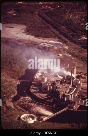 La Northwest Paper Company, situata sul fiume St. Louis a Cloquet, scarica fumo e liquori solfiti, evidenziando l'impatto ambientale dei processi industriali. La fotografia cattura l'inquinamento causato dall'impianto di produzione della carta. Foto Stock