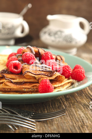 Crepes con lamponi freschi e zucchero in polvere Foto Stock