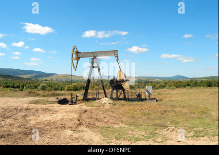 Il lavoro della pompa olio jack su un campo di olio Foto Stock