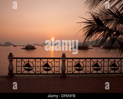 Uno splendido tramonto su Cat Ba Harbour e Lan Ha Bay nel nord-est del Vietnam. Foto Stock