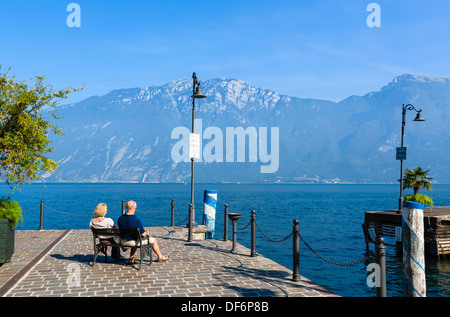 Coppia di mezza età seduta sul lungolago di Limone sul Garda Lago di Garda, laghi italiani, Lombardia, Italia Foto Stock