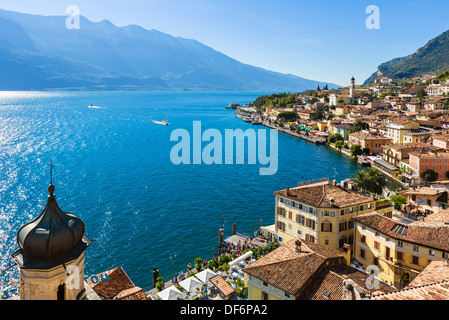 Il lago di Garda. Vista sulla città e sul porto di Limone sul Garda Lago di Garda, laghi italiani, Lombardia, Italia Foto Stock