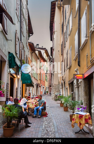 Ristorante in prima serata in una strada laterale nel cuore della città vecchia, Riva del Garda, il Lago di Garda e Trento, Italia Foto Stock