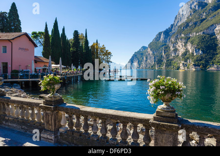 Il lungolago di Riva del Garda sul Lago di Garda, Trentino Alto Adige, Italia Foto Stock