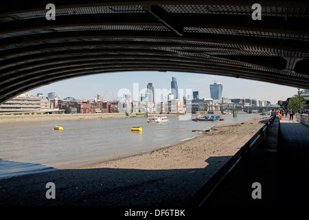 Una vista dello skyline della città da sotto il Blackfriars Bridge di Londra, Inghilterra, Regno Unito. Foto Stock