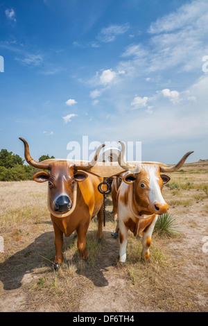 I buoi di plastica tirando il carro coperto a due assi a Scott's Bluff monumento nazionale, Nebraska Foto Stock